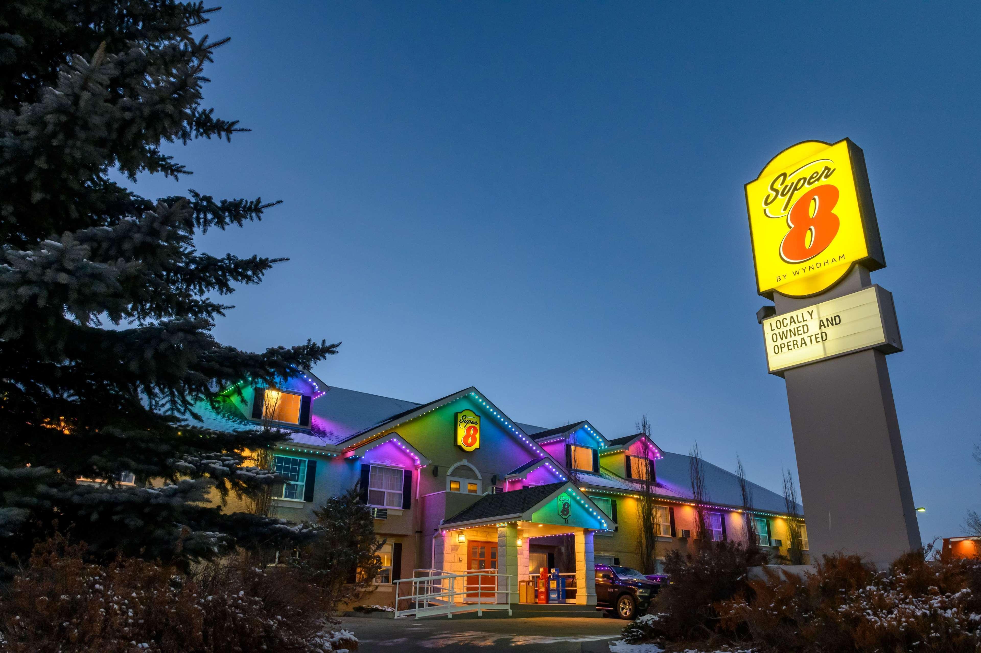 Hotel Super 8 by Wyndham Cochrane Exterior foto